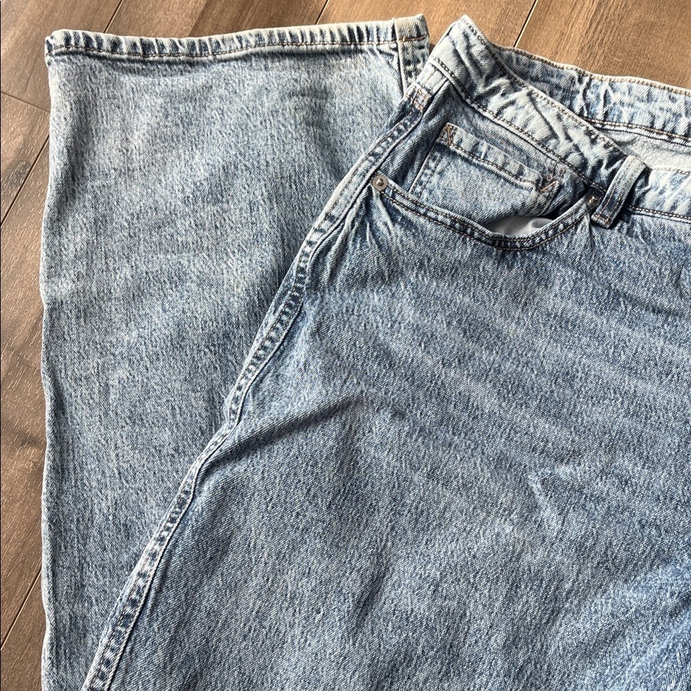 Reitmans High-Rise Light Wash Jeans – Subtle Acid Wash – Straight Leg - Picture 4 of 6